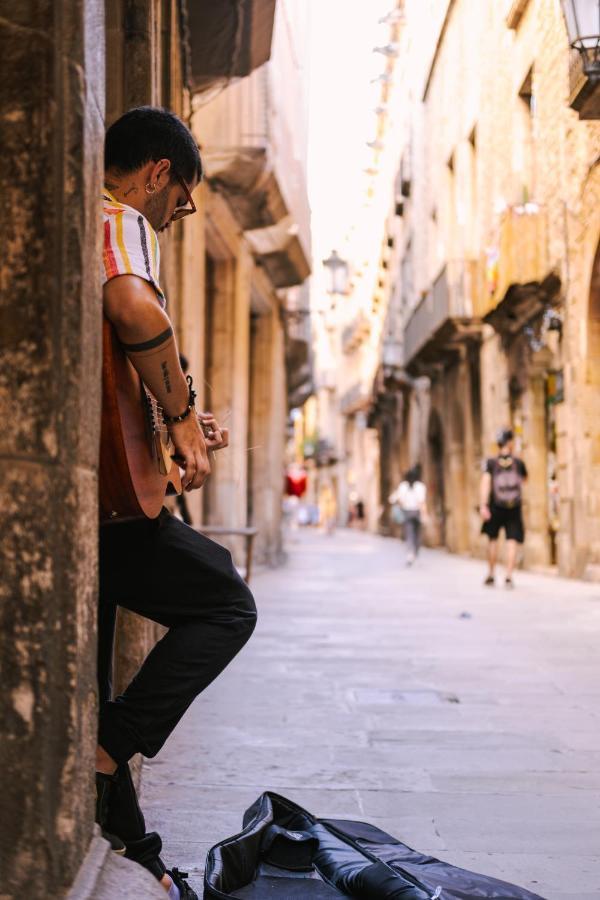 Готель Sonder Paseo De Gracia Барселона Екстер'єр фото Street performer in Barcelona